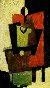 パブロ・ピカソ Painting - 赤い肘掛け椅子に座る女性 1918年 パブロ・ピカソ